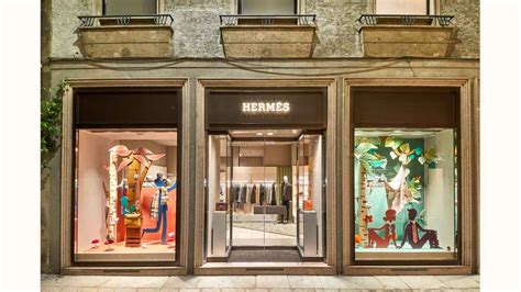 Shops with HERMÈS in Milan title